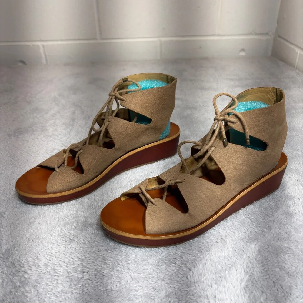 Lucky Brand Hipsta Wedge Sandals Womens 10M Taupe Leather Lace Up Gladiator Shoe
